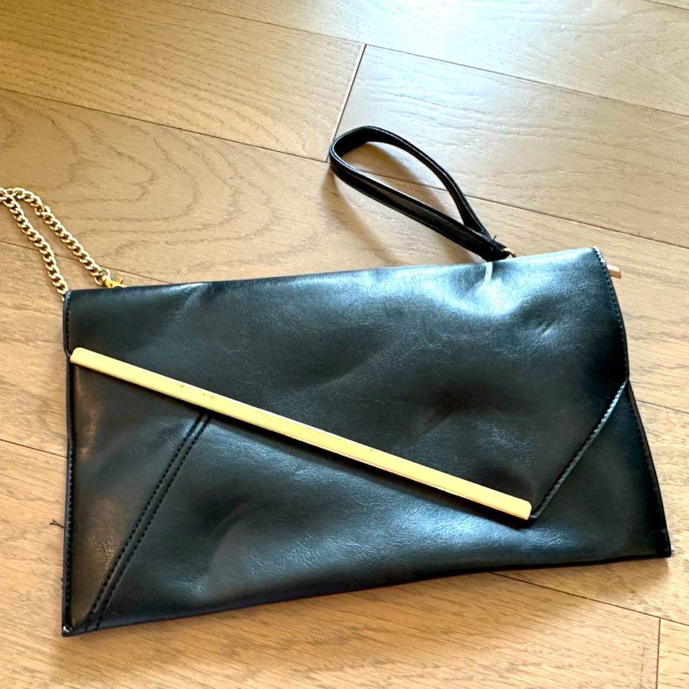 Medium size flat clutch